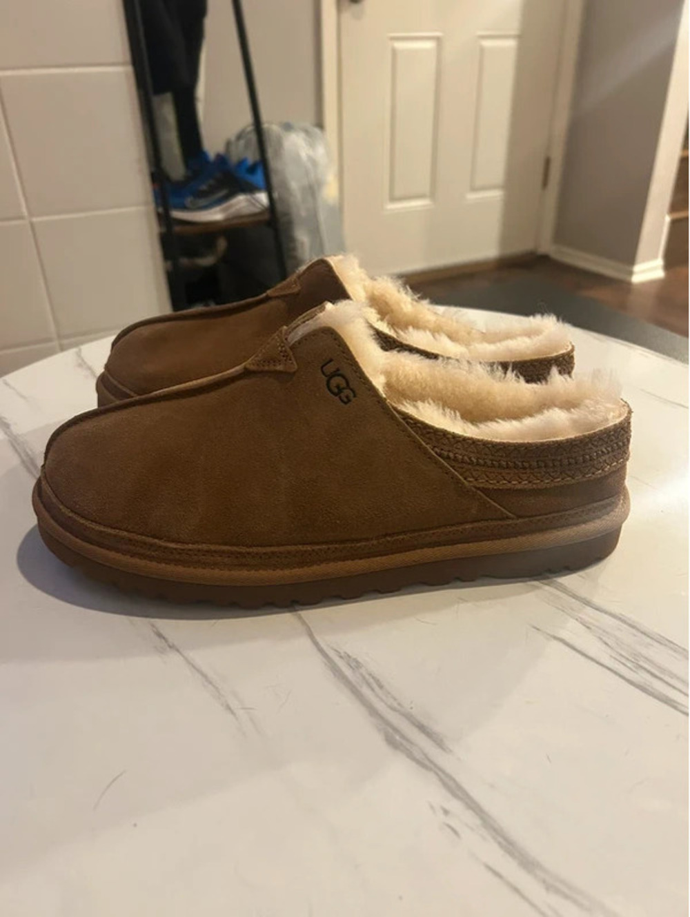 UGG Neuman Men’s Slippers Chestnut Suede Sheepskin Size 9 NEW